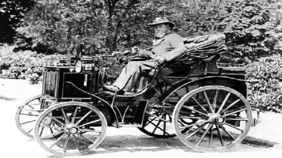 1886 -  تسجيل براءة اختراع السيارة بمحرك غازي للمخترع الألماني المهندس كارل بنز.