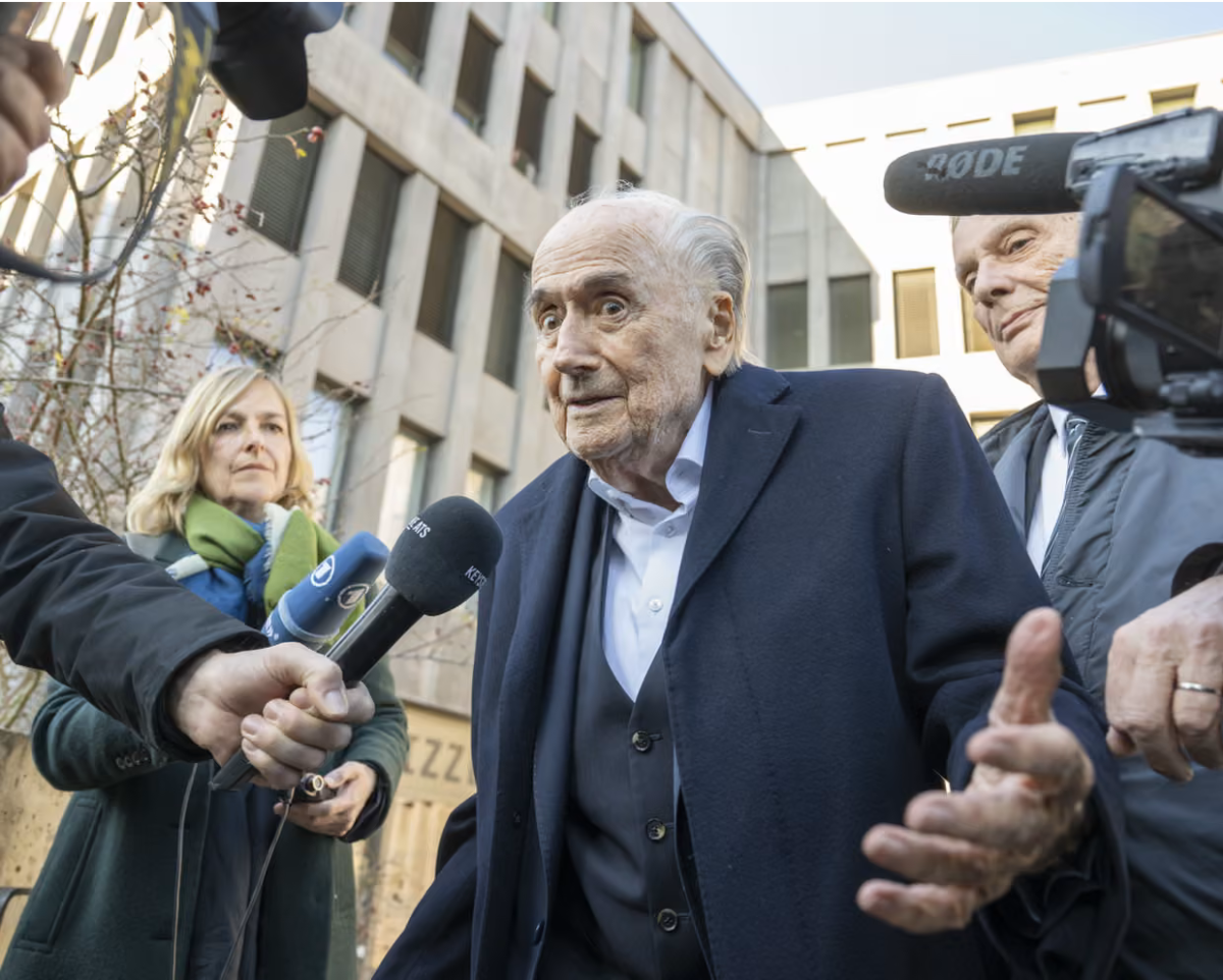 بلاتر يظهر ويتحدى ترامب: لا تحضروا المونديال