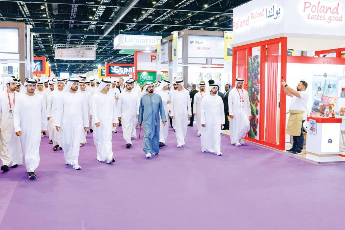 محمد بن راشد خلال تفقده معرض جلفود بحضور مكتوم بن محمد ومنصور بن محمد وهلال المري وخليفة سليمان وخليفة الزفين وسلطان السبوسي 