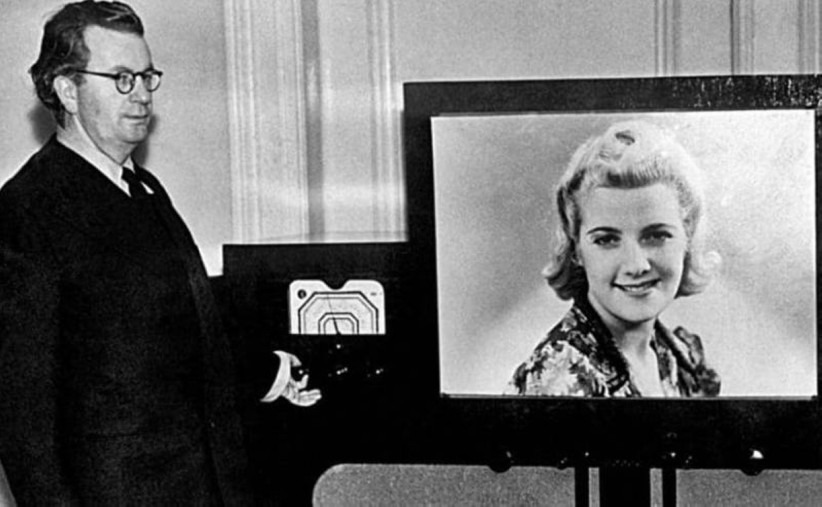 1926 الإنجليزي جون بيرد يخترع التلفاز.
