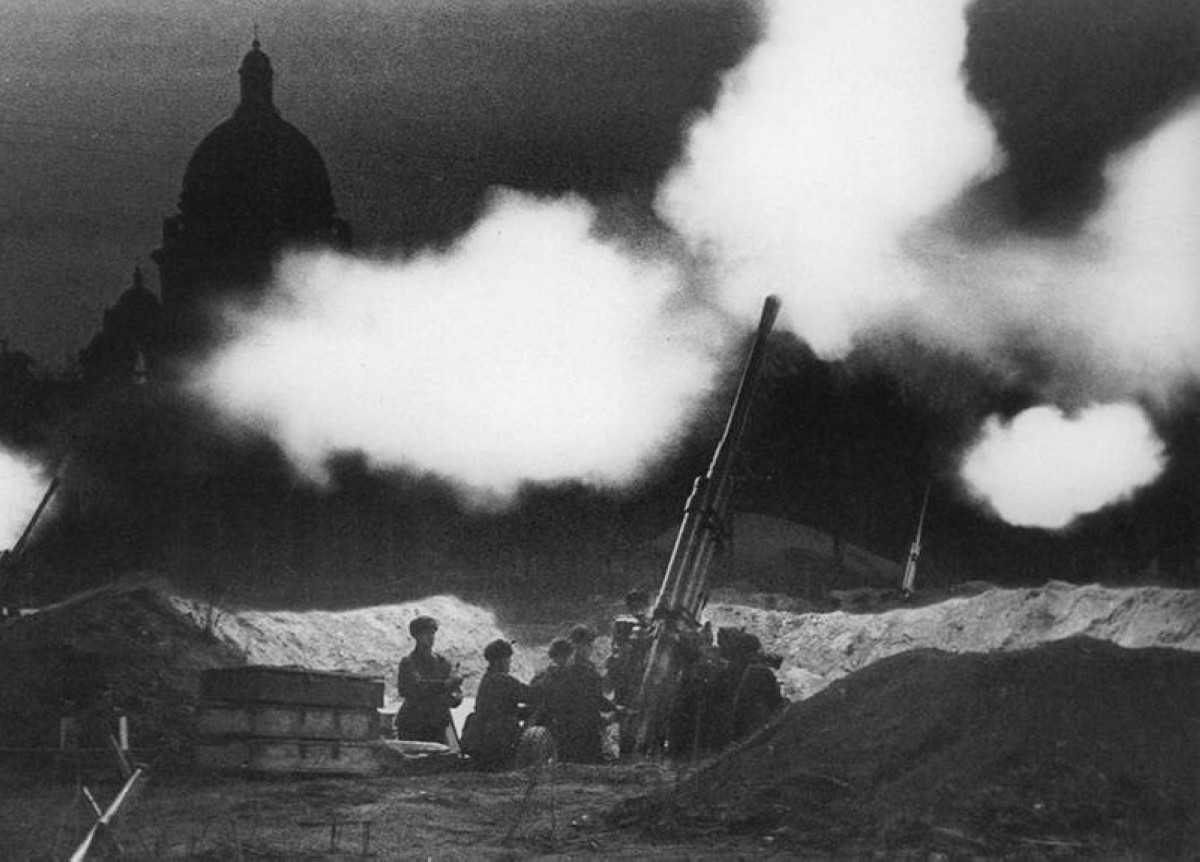 1944 رفع الحصار عن مدينة لينينغراد بعد ما يقارب 900 يوم منذ بدايته.
