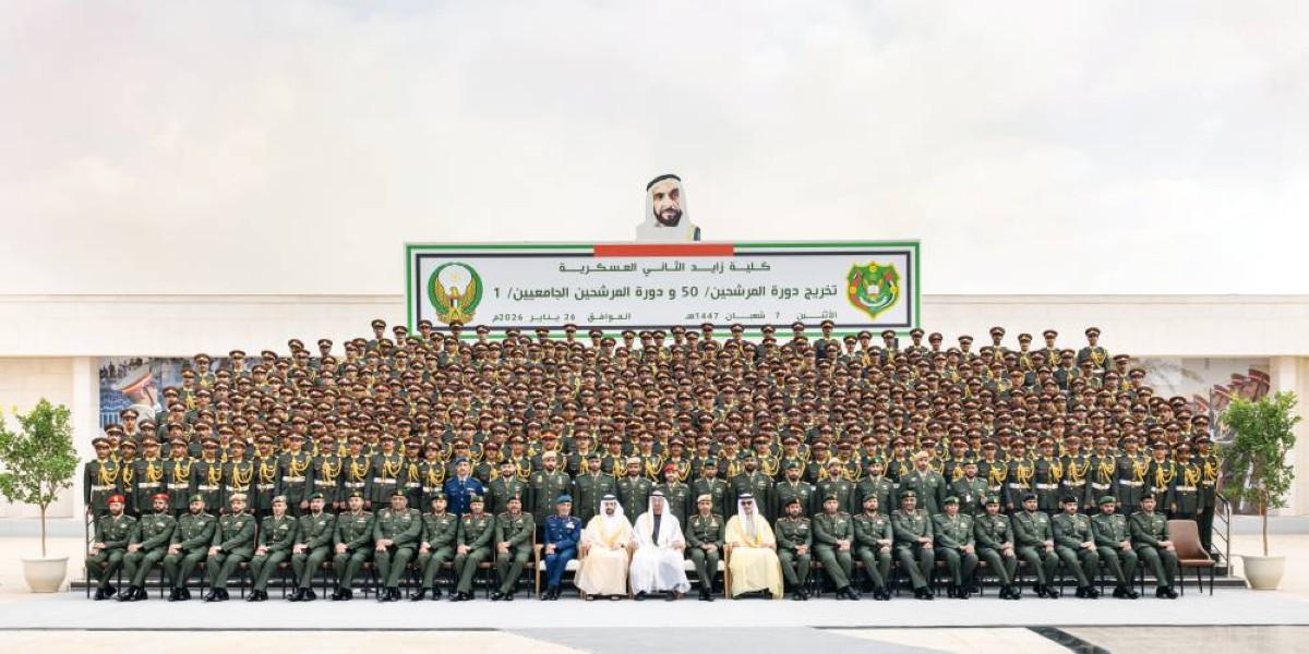 محمد بن زايد متوسطاً الخريجين بحضور حمدان بن محمد وهزاع بن زايد وعيسى المزروعي وعبيد المنصوري |