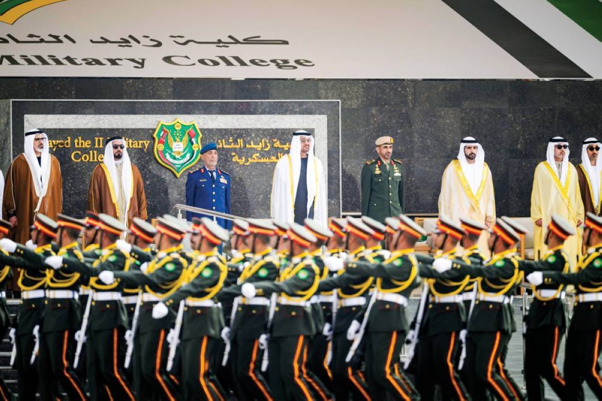 رئيس الدولة خلال حفل التخريج بحضور خالد بن محمد بن زايد وحمدان بن محمد وهزاع وسيف بن زايد وحمدان بن محمد بن زايد وعيسى المزروعي وعبيد المنصوري