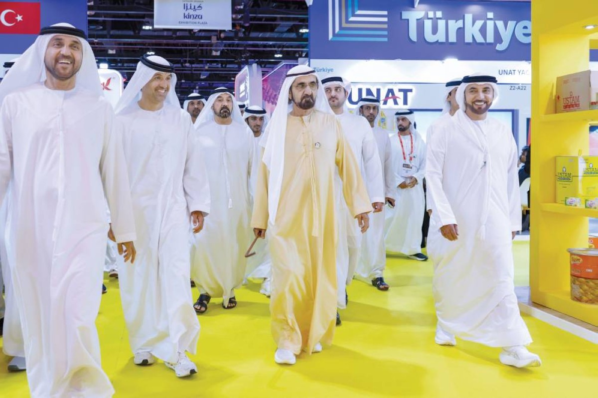 محمد بن راشد خلال زيارته معرض «جلفود» بحضور مكتوم بن محمد وأحمد بن سعيد وهلال المري وخليفة سليمان وسلطان السبوسي 