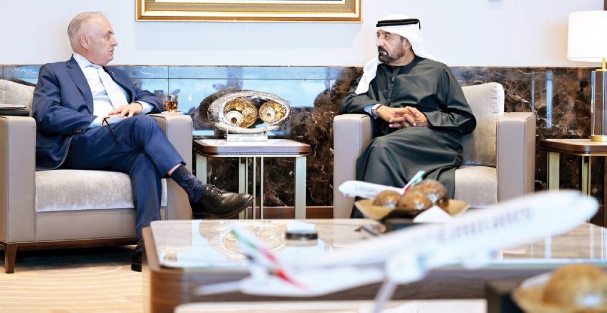 أحمد بن سعيد خلال اللقاء مع السيناتور دون فاريل