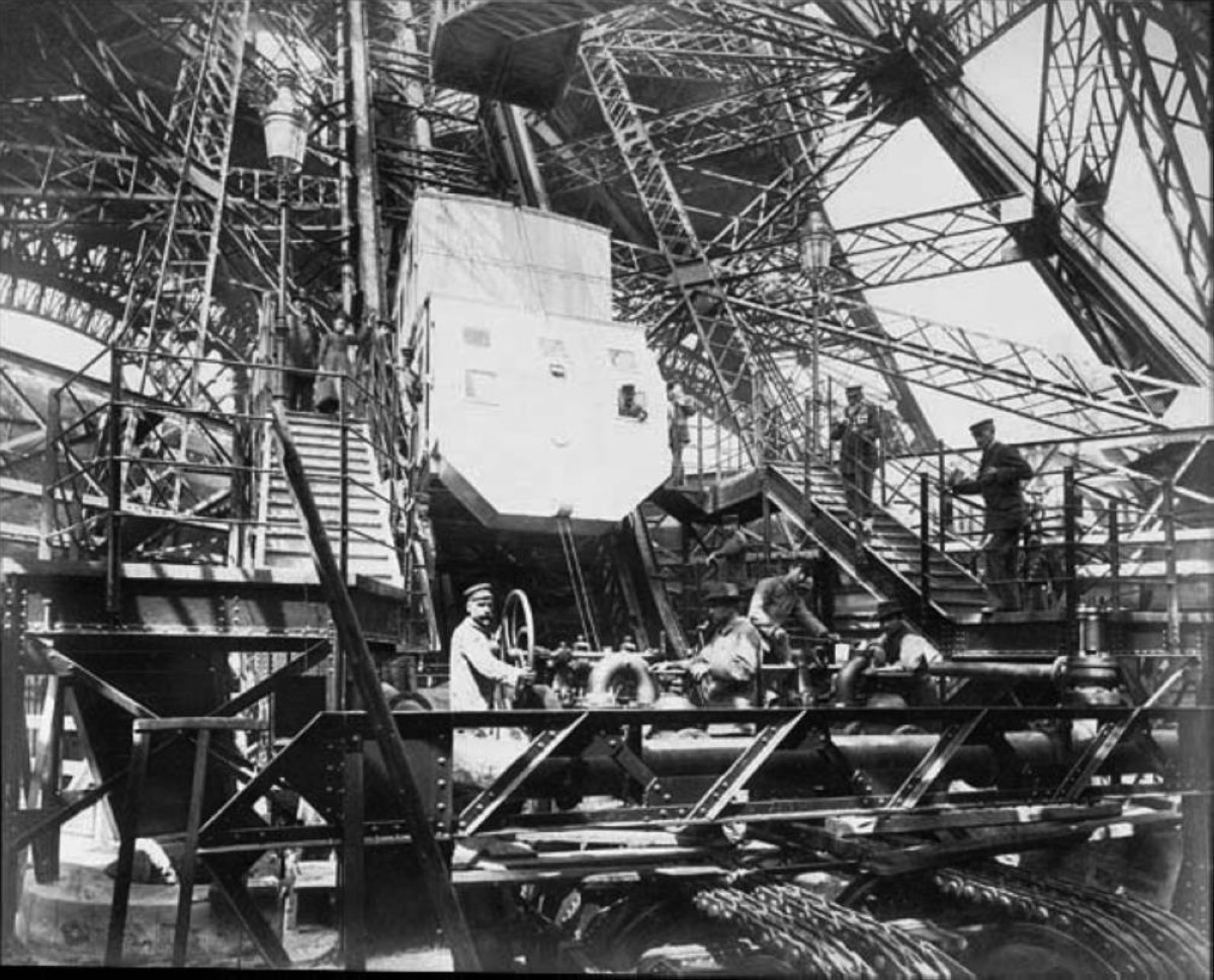 1887 البدء في بناء برج إيفل بفرنسا.
