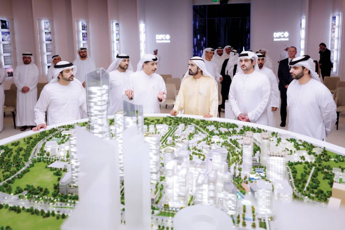 محمد بن راشد خلال إطلاق التوسعة يرافقه حمدان ومكتوم ومنصور بن محمد ومحمد القرقاوي ومطر الطاير وسعيد الطاير وخليفة سليمان وعيسى كاظم وسلطان السبوسي 