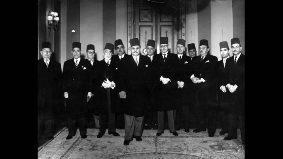 1952 - الملك فاروق يقيل حكومة مصطفى النحاس باشا بعد حريق القاهرة.