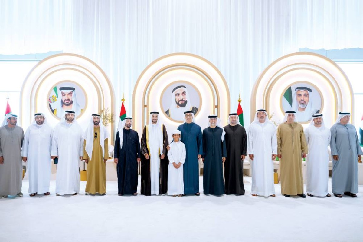 منصور بن زايد خلال الحفل بحضور محمد بن حمد بن طحنون وسهيل المزروعي ومحمد المزروعي 