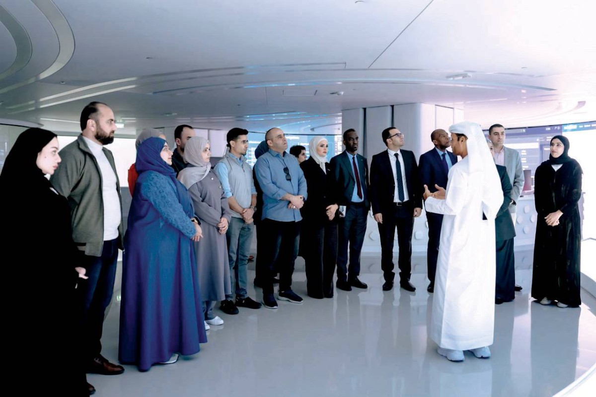 محمد الكويتي متحدثاً إلى وفد منتسبي برنامج قيادات حكومات المستقبل