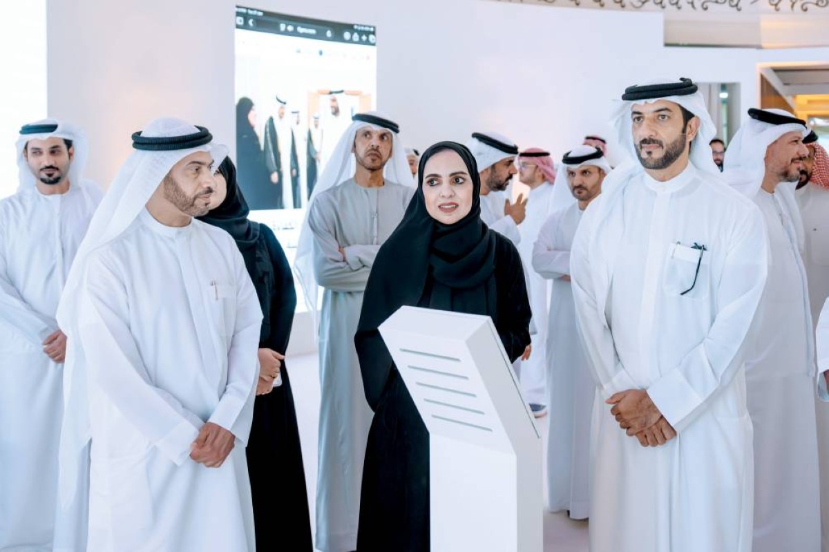 سلطان بن أحمد يستمع لشرح حول الخدمات الرقمية التي تقدمها دائرة القضاء