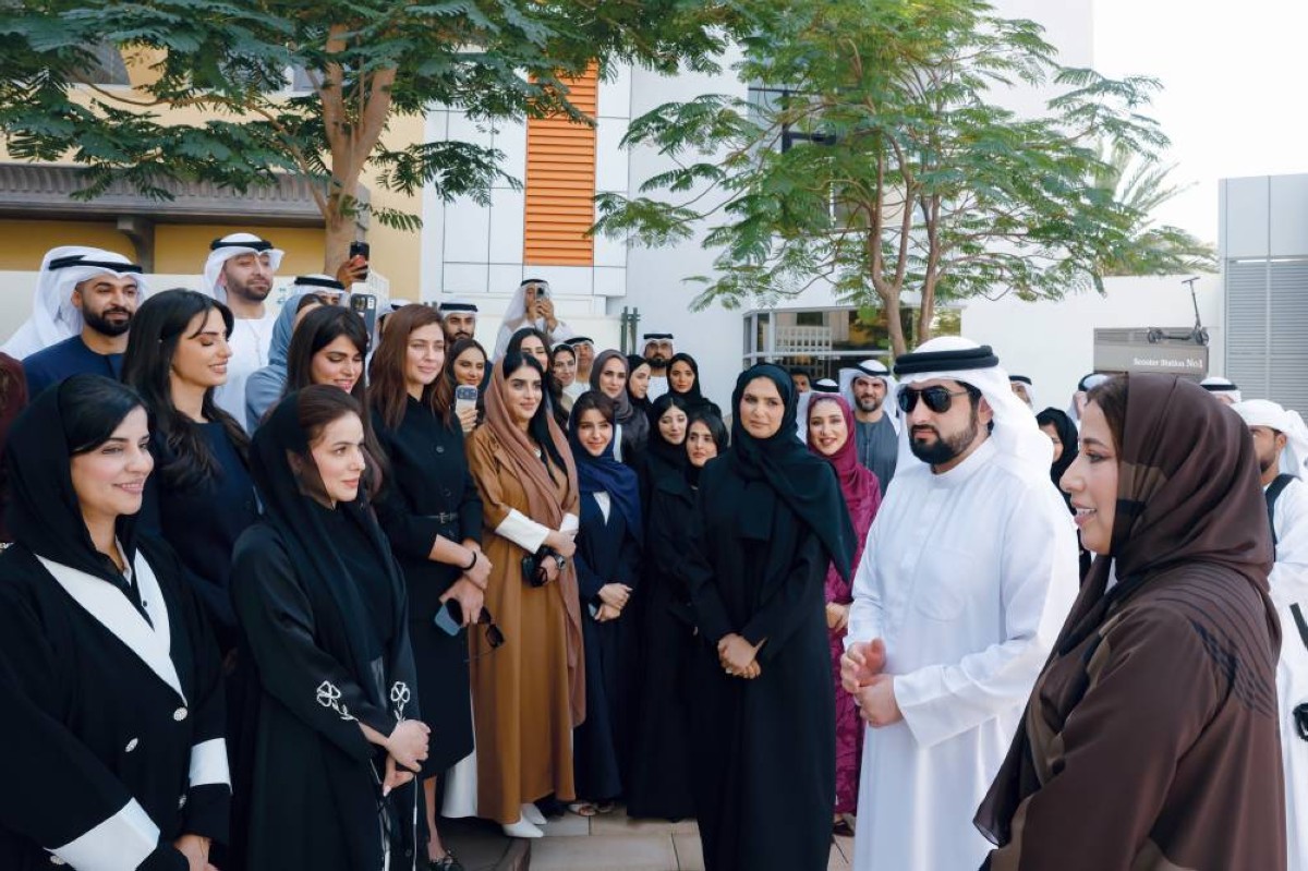 أحمد بن محمد خلال لقائه القيادات والإعلاميين في مؤسسة دبي للإعلام بحضور منى المري ومريم الكعبي وشيخة أحمد وريم المري 