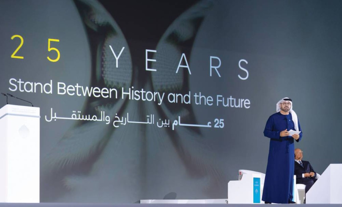 محمد القرقاوي متحدثاً خلال الدورة الماضية من القمة 