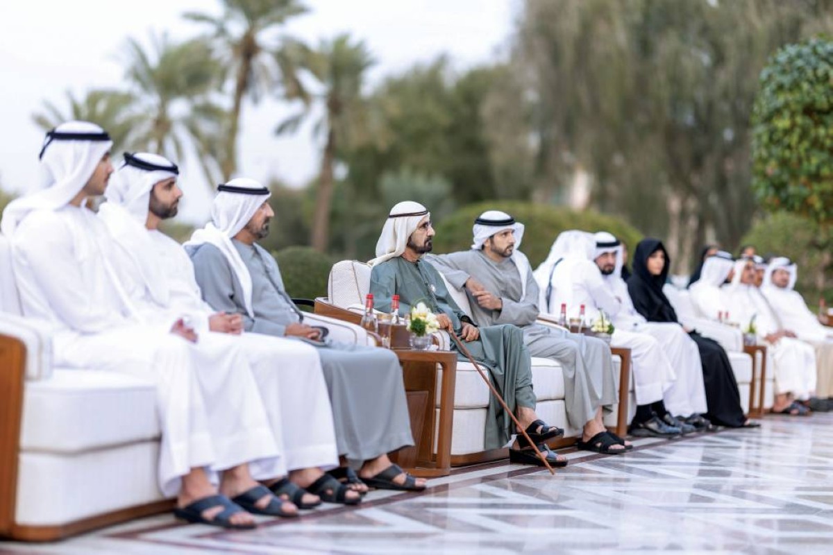 محمد بن راشد خلال اللقاء بحضور حمدان وأحمد بن محمد وأحمد بن سعيد ومنصور بن محمد ولطيفة بنت محمد ومحمد بن راشد بن محمد 