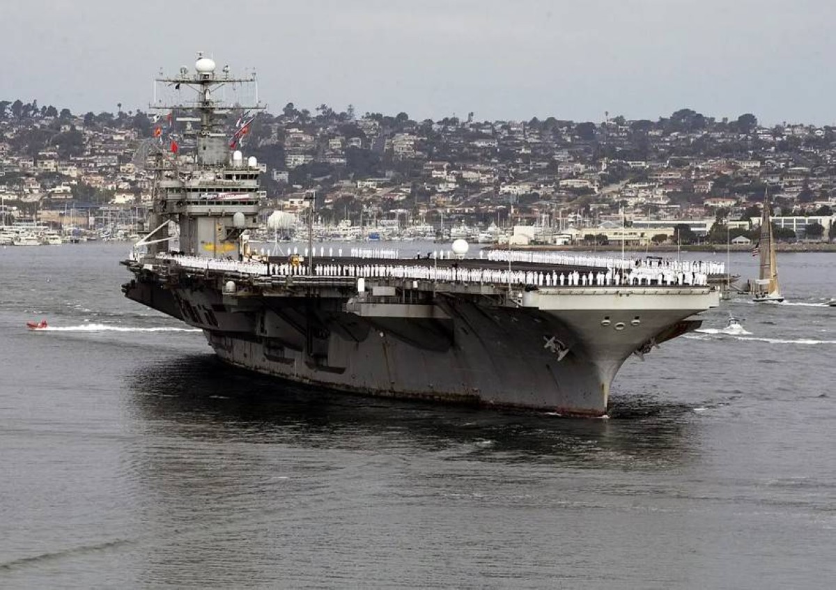 رغم قوتها الهجومية المرعبة… لماذا تُستبعد الأباتشي من حاملات الطائرات الأميركية؟