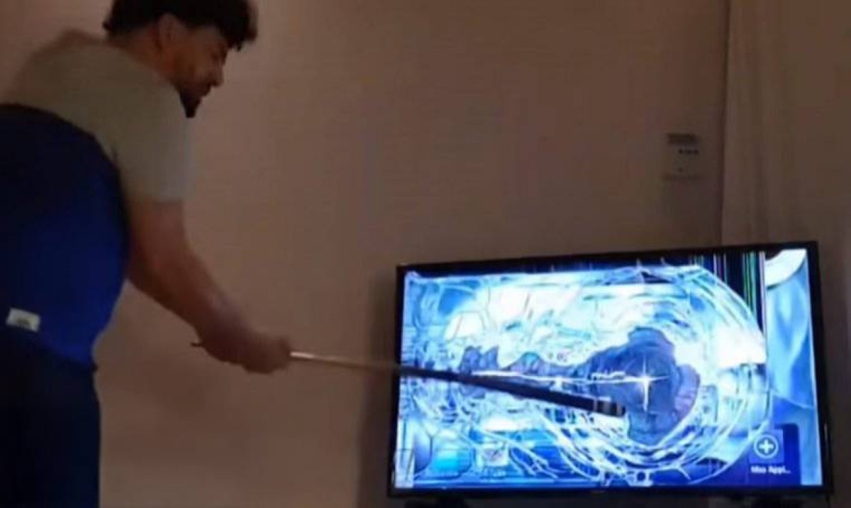 مشجع يحطم التلفاز