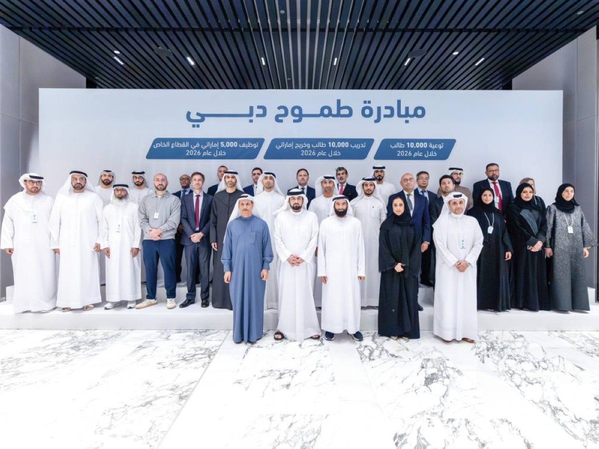 أحمد بن محمد في صورة جماعية مع شركاء مبادرة طموح دبي بحضور سلطان المنصوري وعمر بوشهاب وعبدالله الفلاسي 