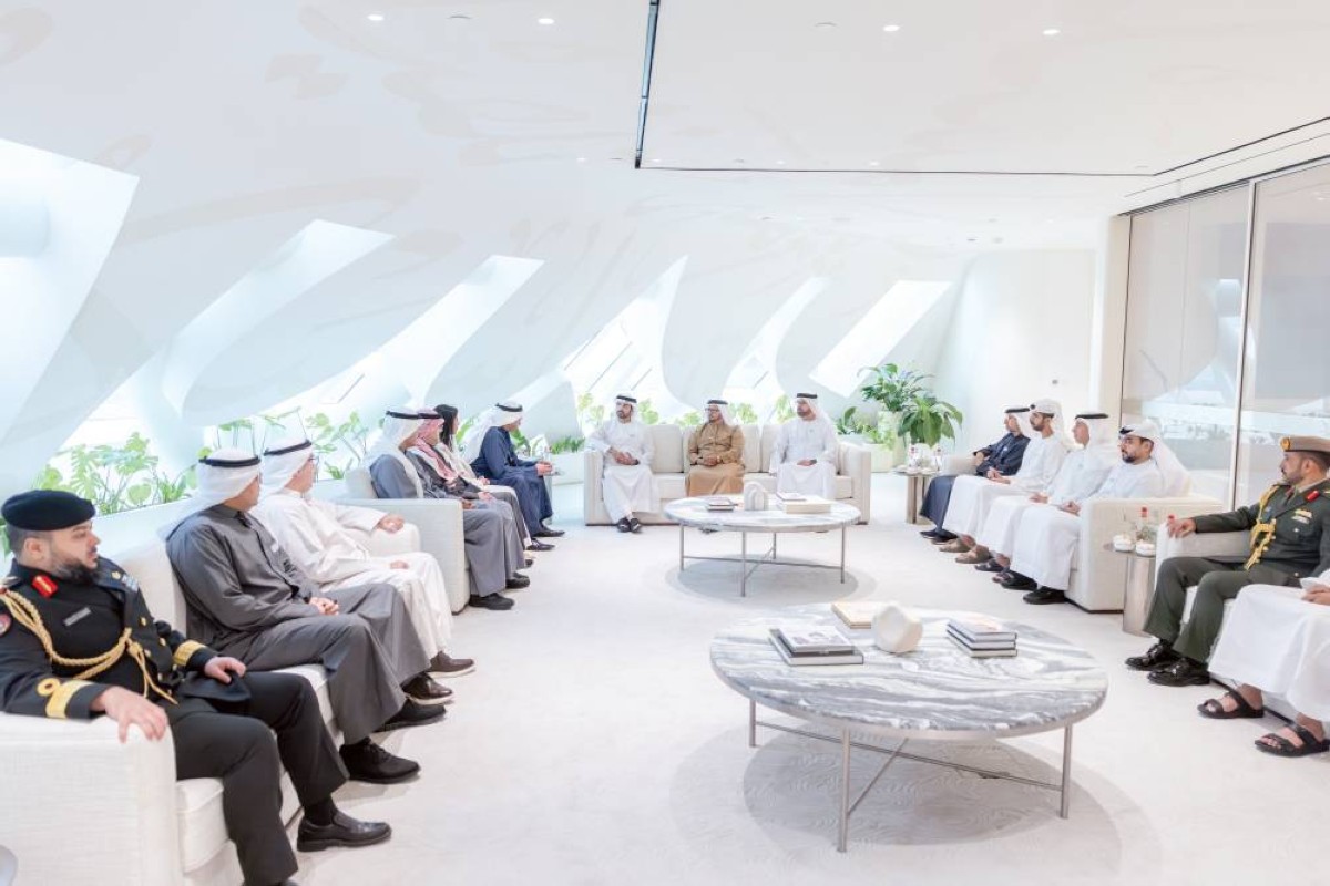 حمدان بن محمد خلال لقائه عبدالله الصباح بحضور محمد القرقاوي وسهيل المزروعي وأحمد الفلاسي وعمر العلماء وأنور قرقاش وسعيد العطر