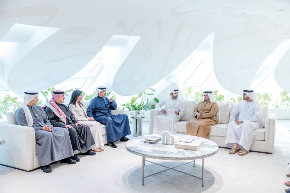 حمدان بن محمد خلال لقائه عبدالله الصباح بحضور محمد القرقاوي وأنور قرقاش