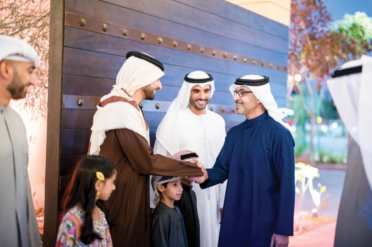 هزاع بن زايد خلال زيارته مركز واحة العين