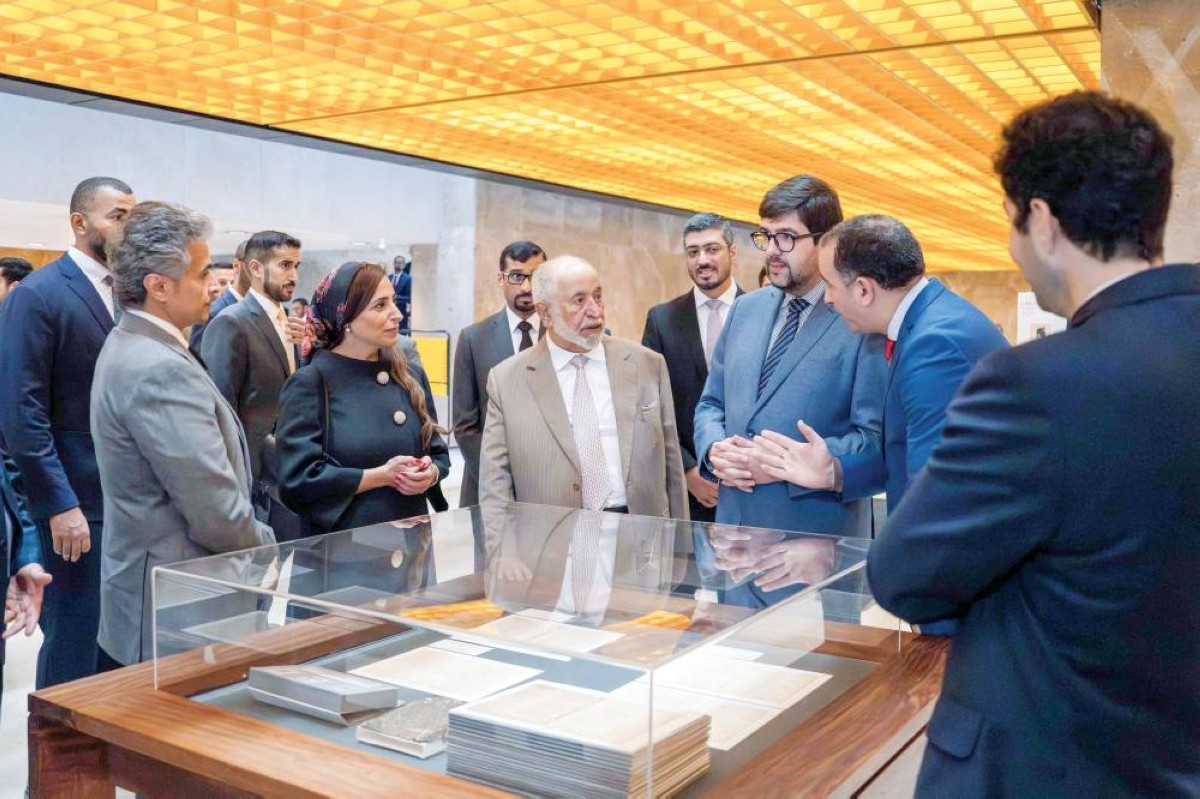 سلطان القاسمي خلال جولة في أروقة الأرشيف بحضور بدور القاسمي وأحمد العامري