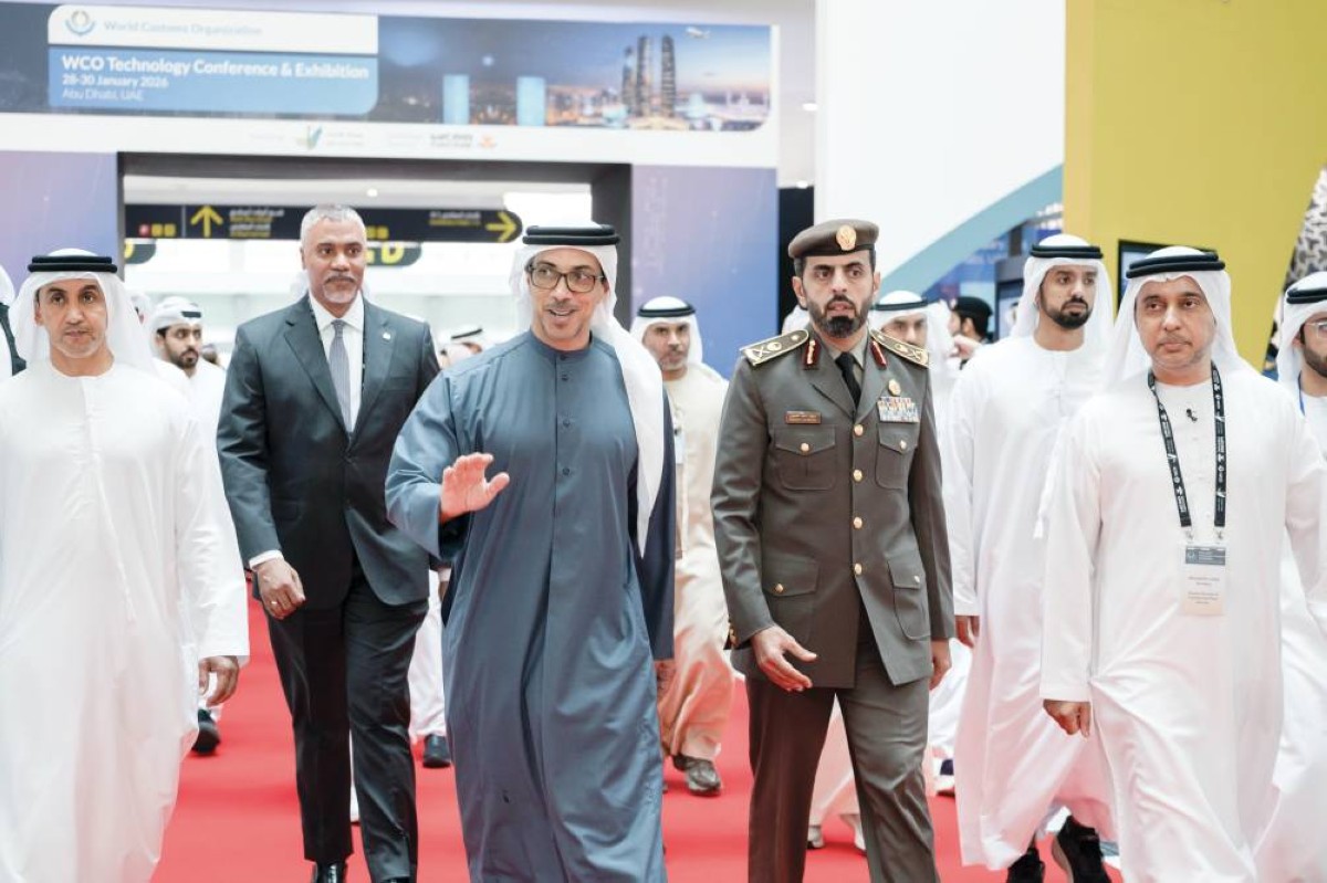 سموه خلال زيارته المعرض بحضور سهيل الخييلي وأحمد الفلاسي 