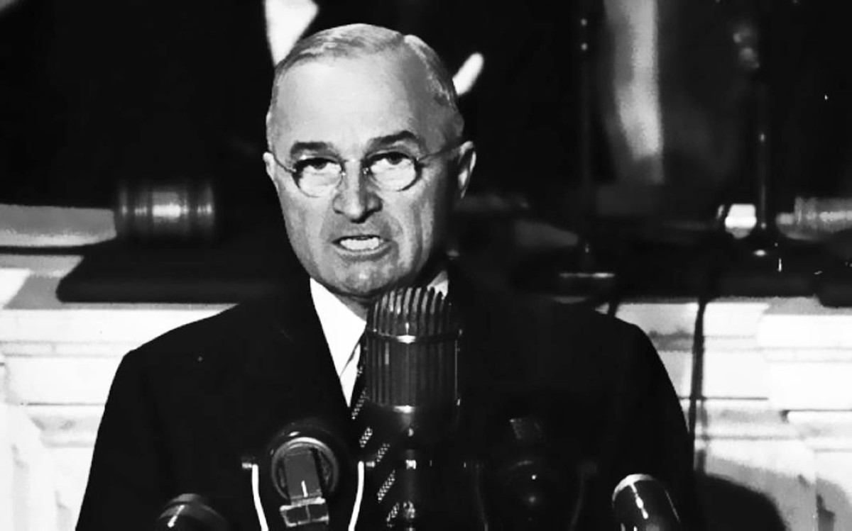 1950 الرئيس الأمريكي هاري ترومان يعلن عن قراره بتأييد تطوير القنبلة الهيدروجينية.