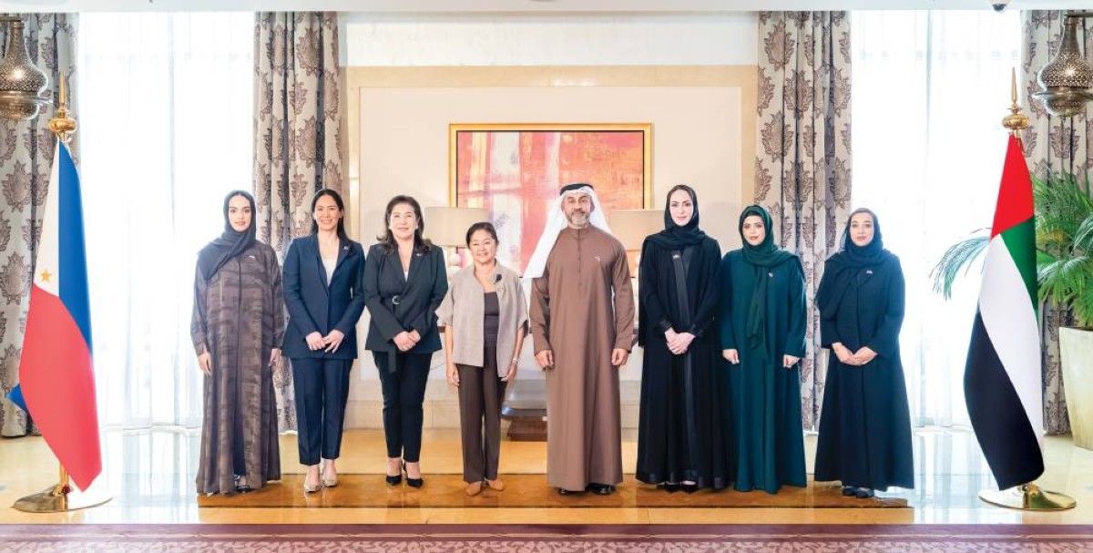 لويز أرانيتا ماركوس وعبدالله لوتاه وموزة السويدي عقب اللقاء 