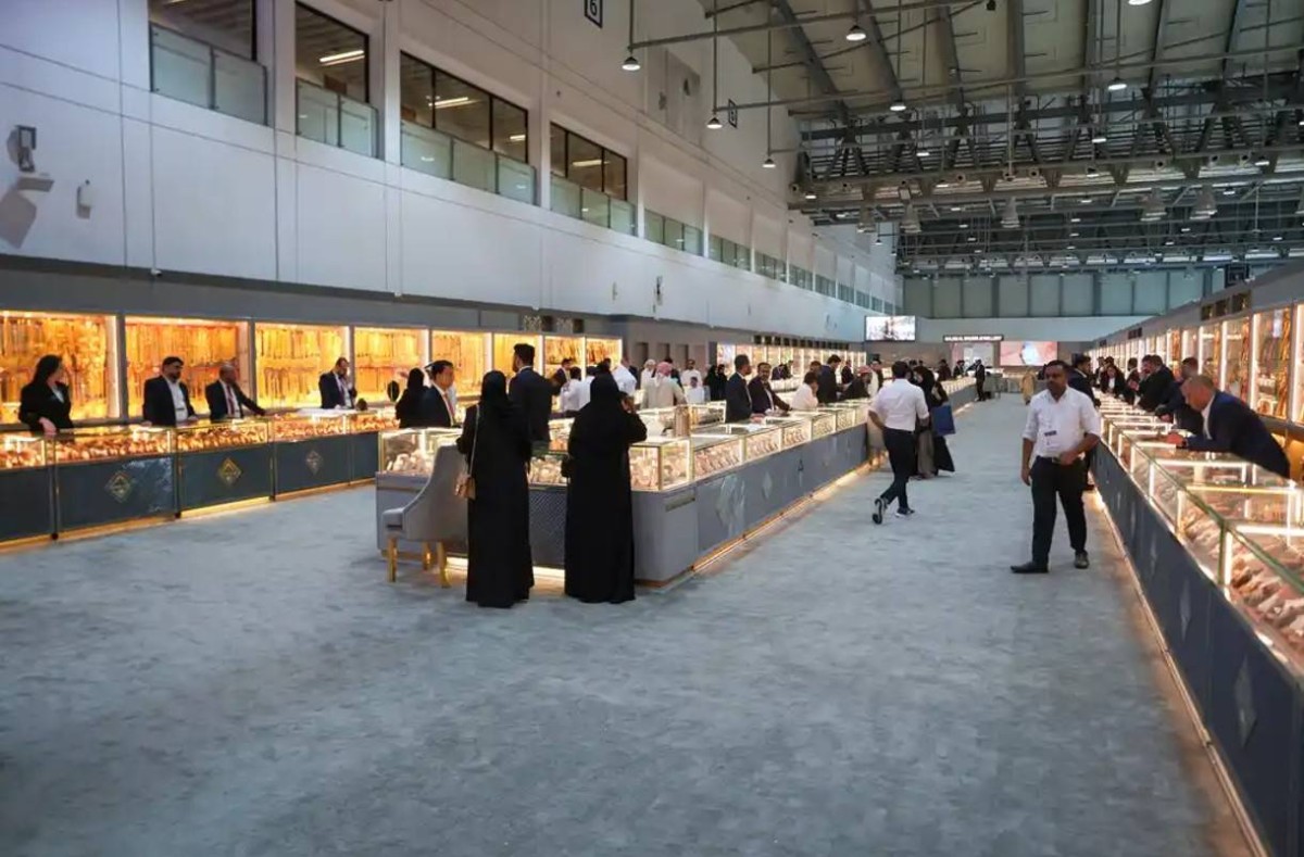 معرض جواهر الإمارات يستقطب كبار المقتنين بقطع نادرة وتصاميم استثنائية