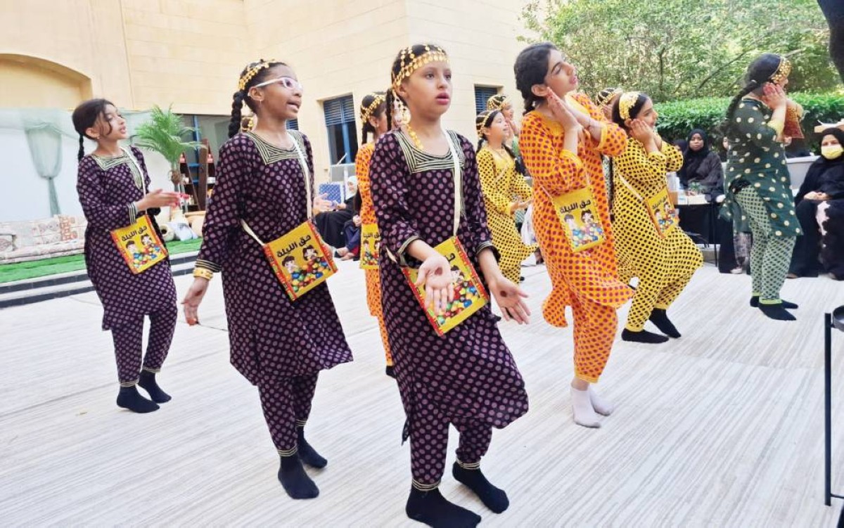 عروض تراثية وأهازيج شعبية من الموروث الإماراتي