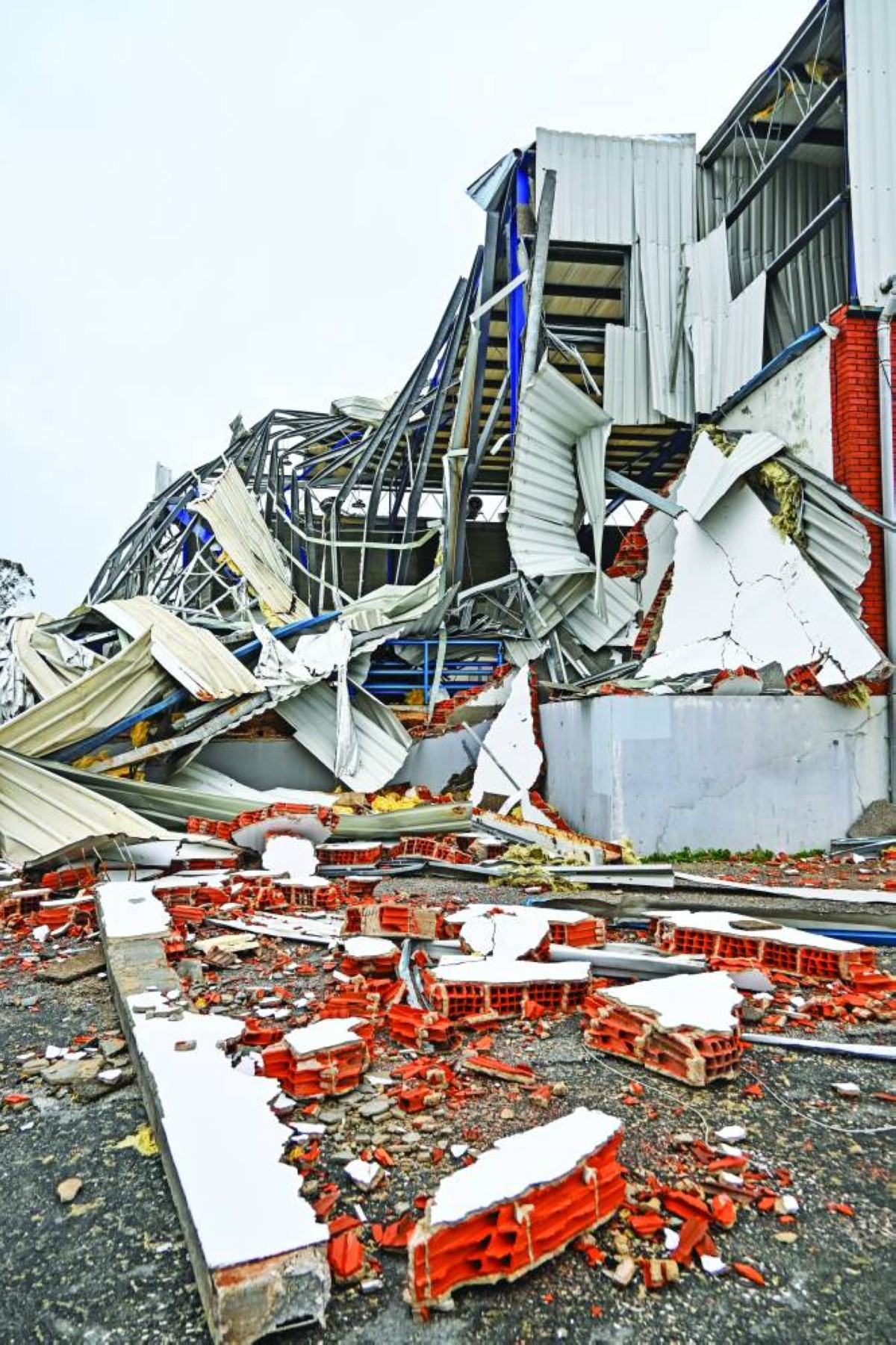مبانٍ دمرتها العاصفة «كريستن» في مارينا غراندي بالبرتغال