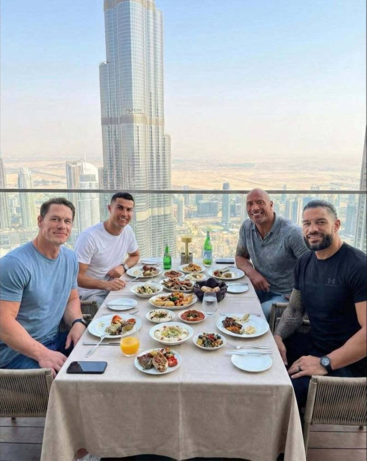 رونالدو وسينا وذا روك يتناولون الغداء أمام برج خليفة