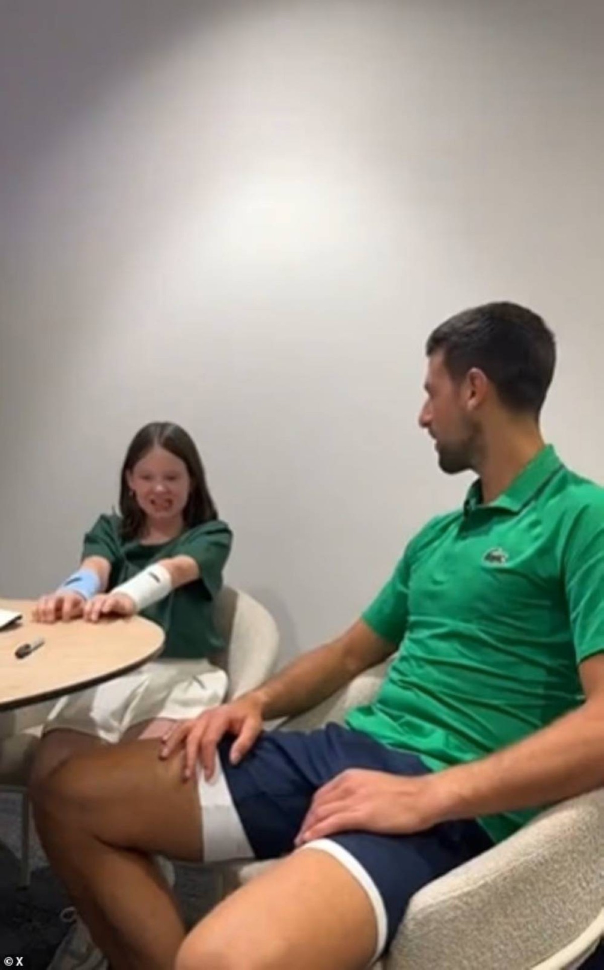 ديوكوفيتش يكتب قصة أمل في أستراليا