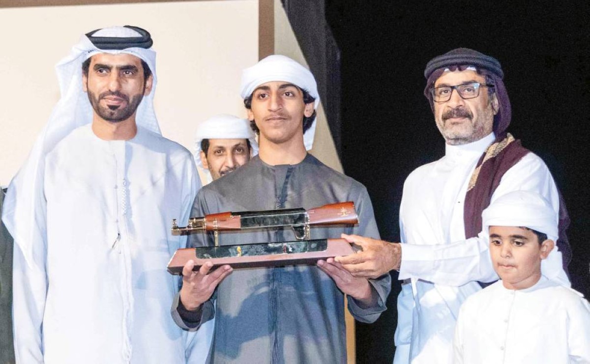  عبدالله بن دلموك خلال تتويج الكيبالي راشد بجائزة «أخير يويل» بحضور راشد الكتبي 