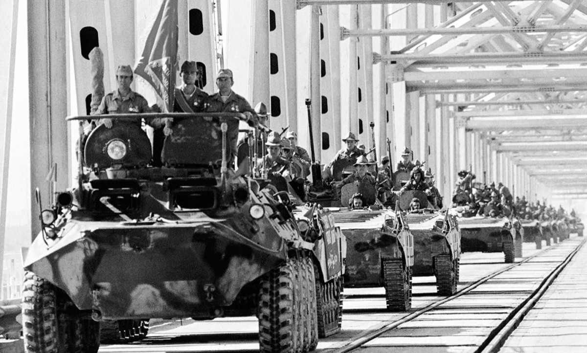 1989 -  مغادرة آخر عسكري سوفييتي أفغانستان بعد 9 سنوات من دخولها.