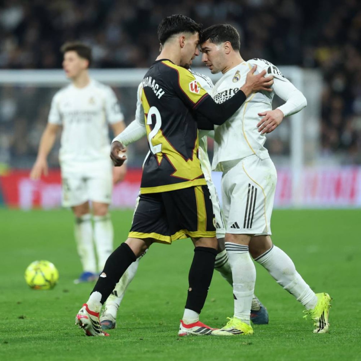 المغربي إبراهيم دياز لاعب ريال مدريد، ومواطنه إلياس أخوماش لاعب رايو فاييكانو