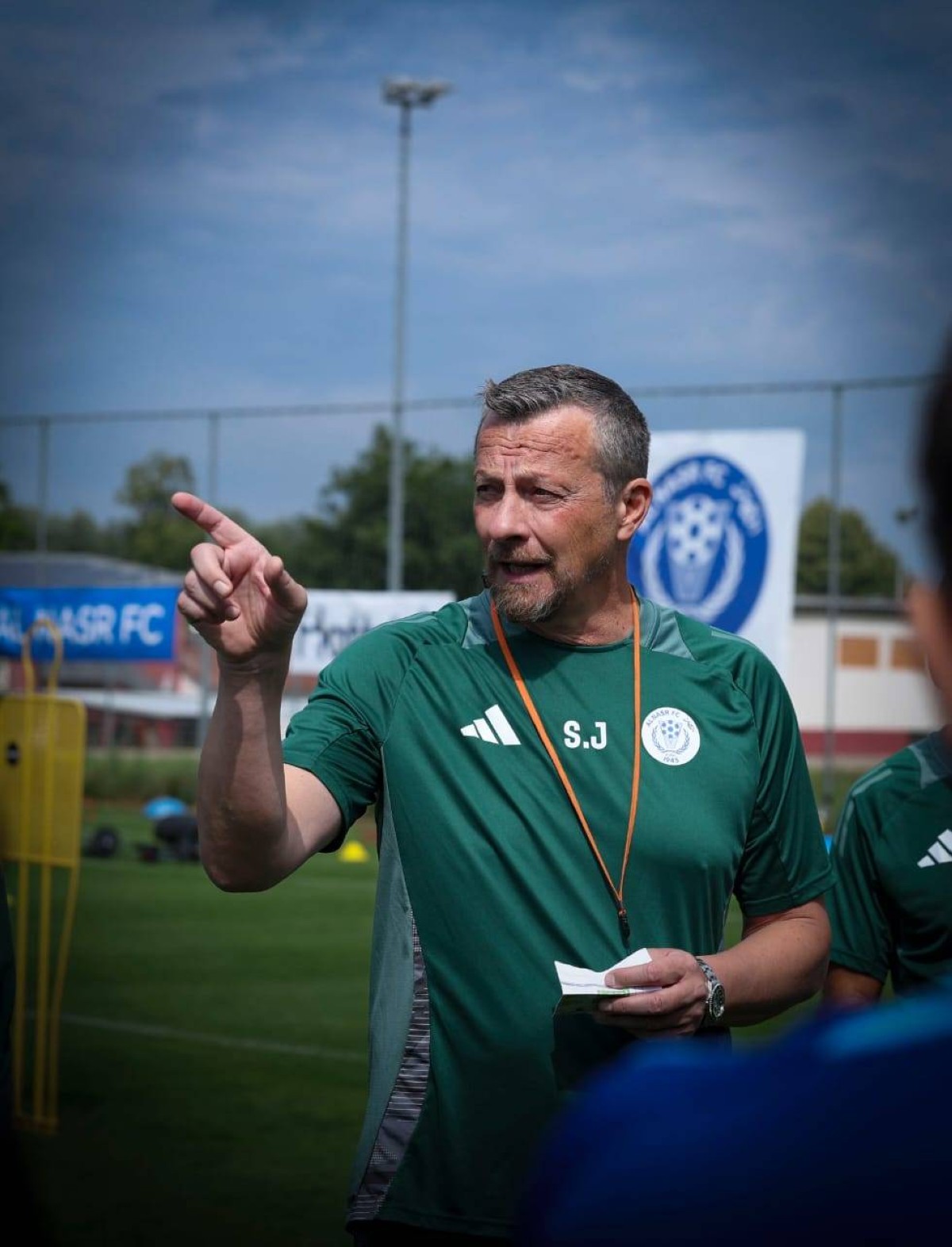 ديربي النصر والوصل.. يوكانوفيتش وميرال على صفيح ساخن