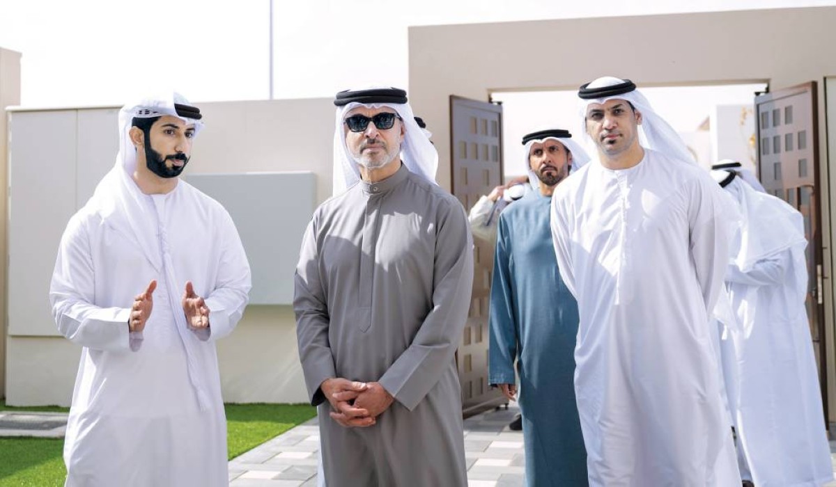 هزاع بن زايد يستمع لشرح حول أحد المشاريع السكنية 