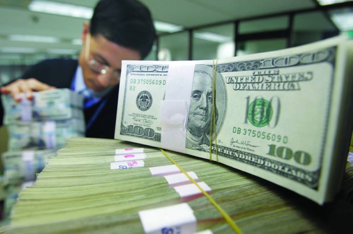 الدولار يصعد مستفيداً من بيانات التصنيع الأمريكية