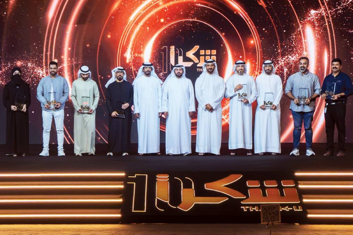 سلطان بن أحمد متوسطاً المكرّمين