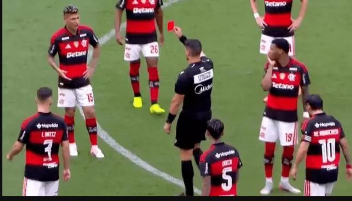 في حادثة غريبة.. طرد لاعب في الشوط الثاني على مخالفة ارتكبها في «الأول»