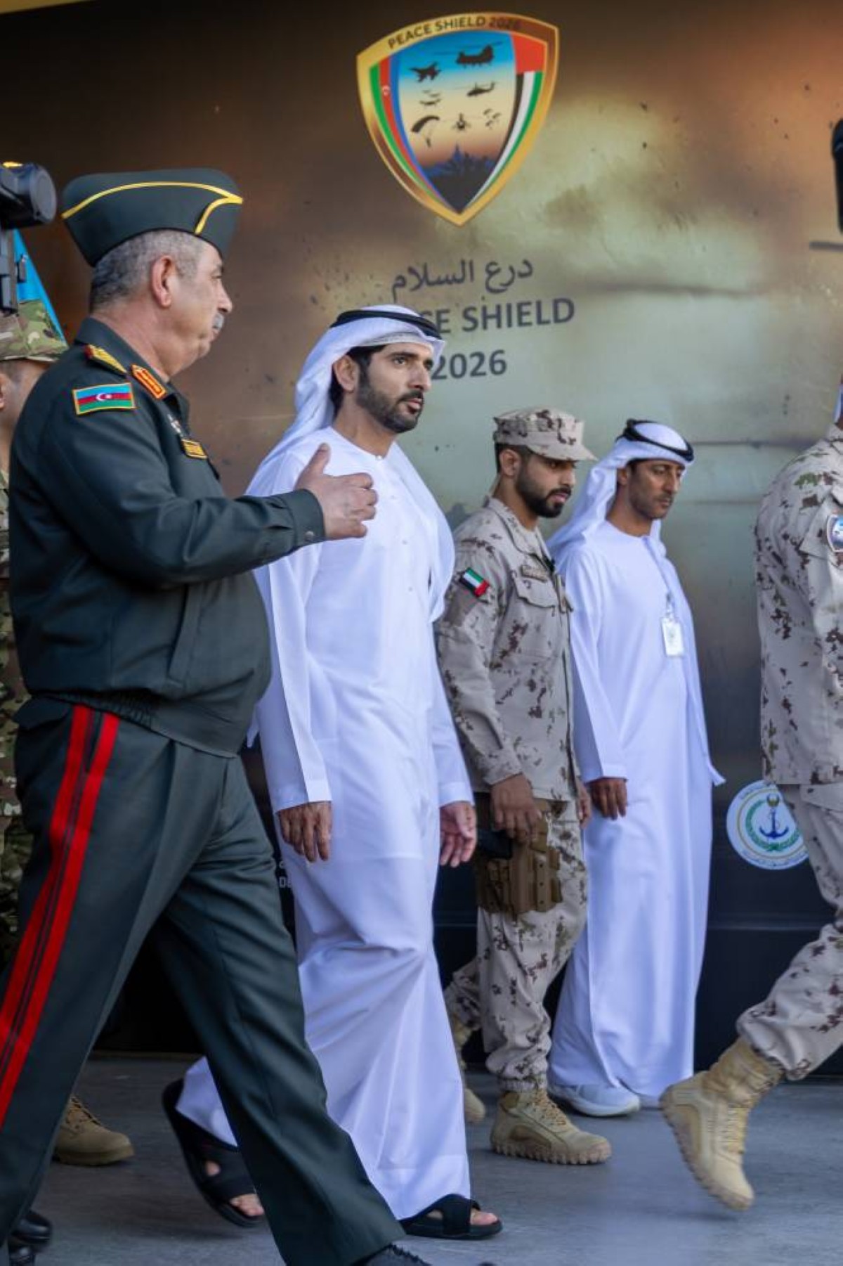  حمدان بن محمد وذاكر حسنوف خلال متابعة التمرين العسكري
