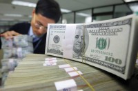 الدولار يستقر بفضل بيانات اقتصادية قوية