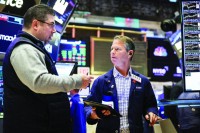 تراجع الأسهم الأمريكية.. وستوكس الأوروبي يحلق إلى مستوى قياسي