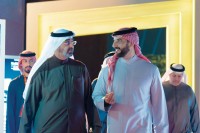 سلطان بن أحمد خلال انطلاق المهرجان بحضور خالد المدفع