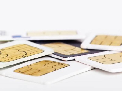 خيميائي العصر.. رجل يحوّل شرائح SIM إلى 191 غرام ذهب بطريقة مذهلة!