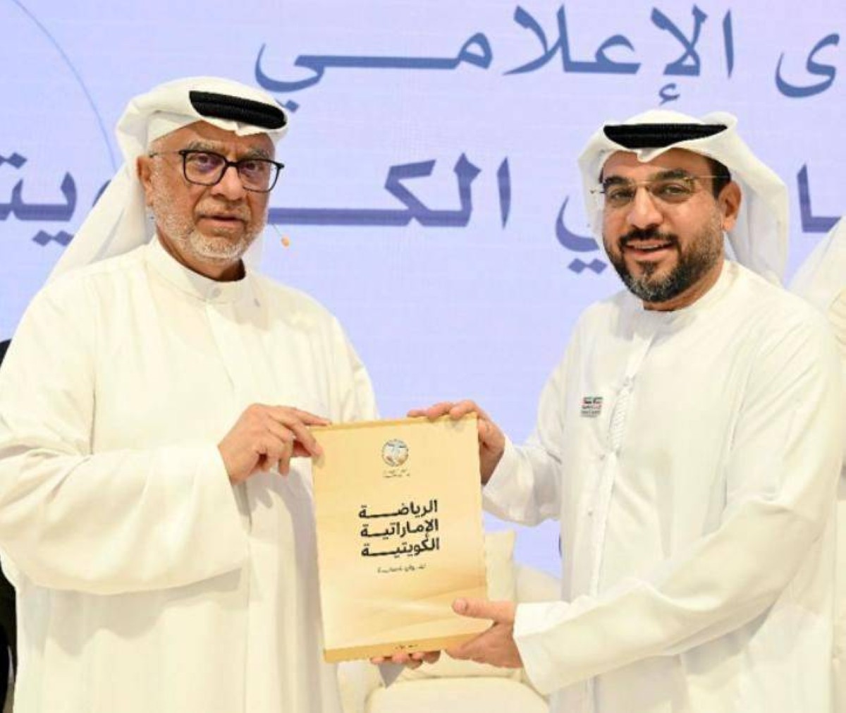 «الرياضة الإماراتية – الكويتية… عنوان للمحبة» كتاب جديد للجوكر يوثّق مسيرة أخوية راسخة