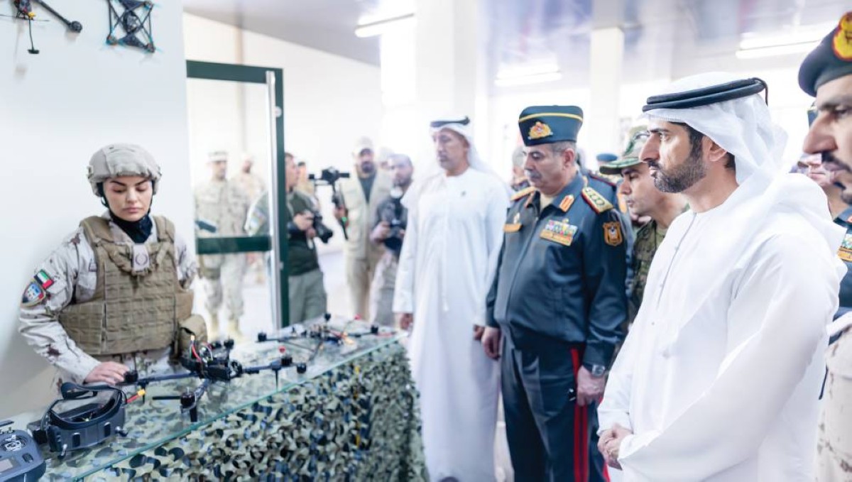 حمدان بن محمد خلال اطلاعه على تقنيات عسكرية حديثة بحضور محمد المزروعي وذاكر حسنوف