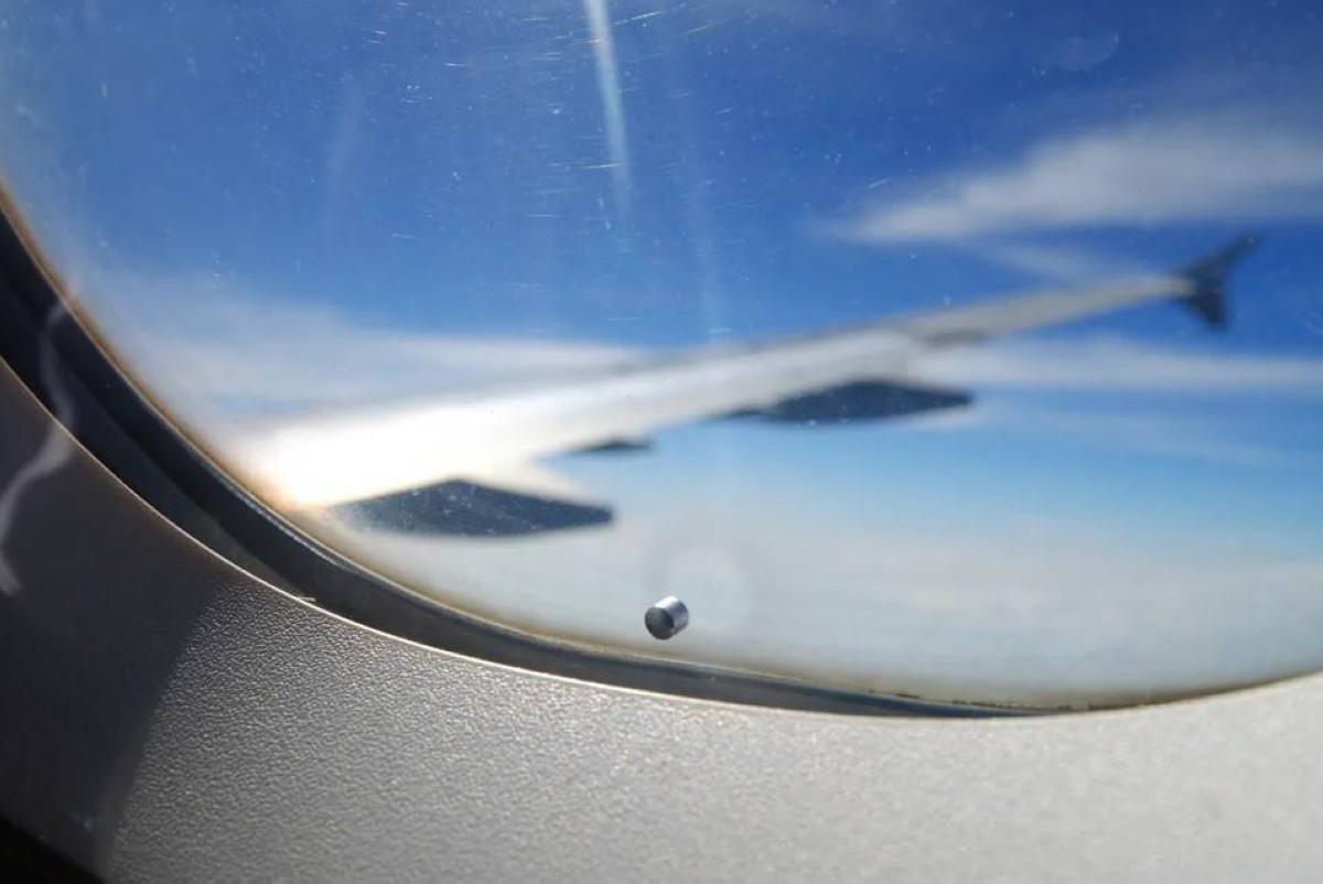 على ارتفاع 10 آلاف متر.. فتحة صغيرة في نوافذ الطائرة تنقذ حياة الركاب!