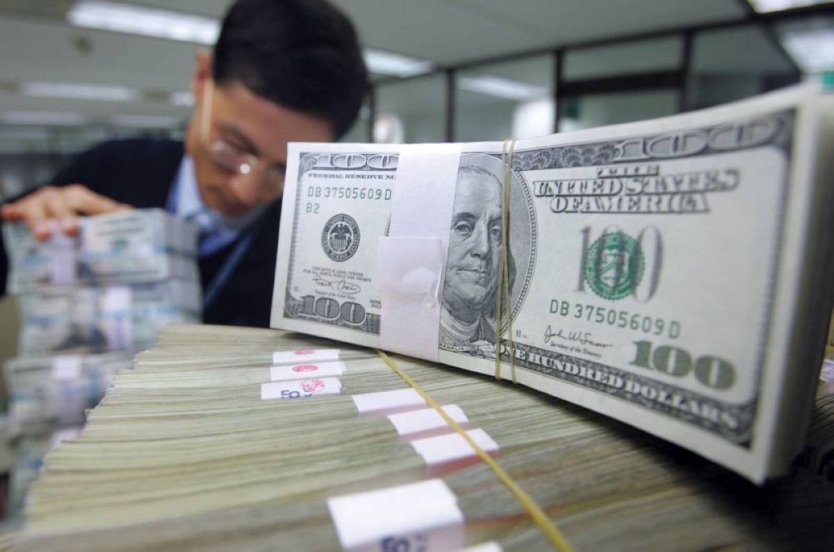 الدولار يستقر.. والين يتراجع